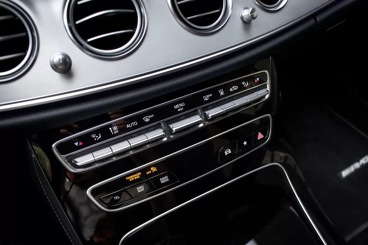 Mercedes-Benz E 300 e AMG Line - foto 7