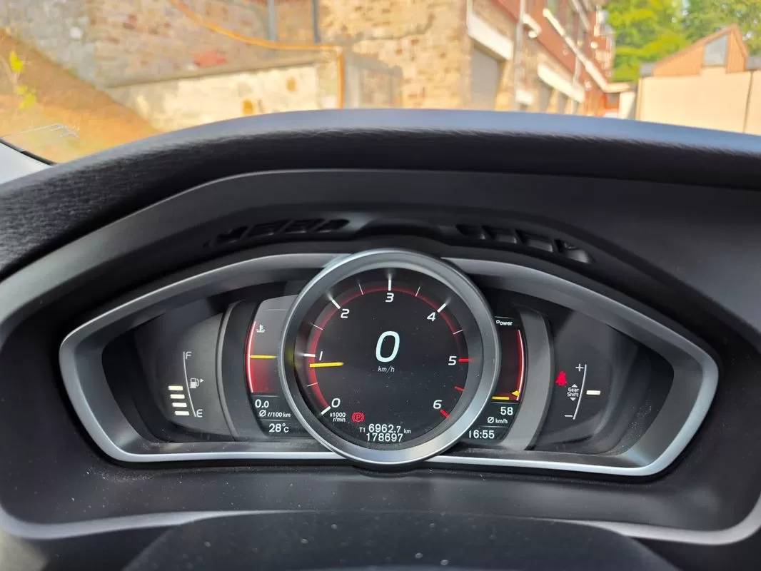 Volvo V40  D4 Summum - foto 8