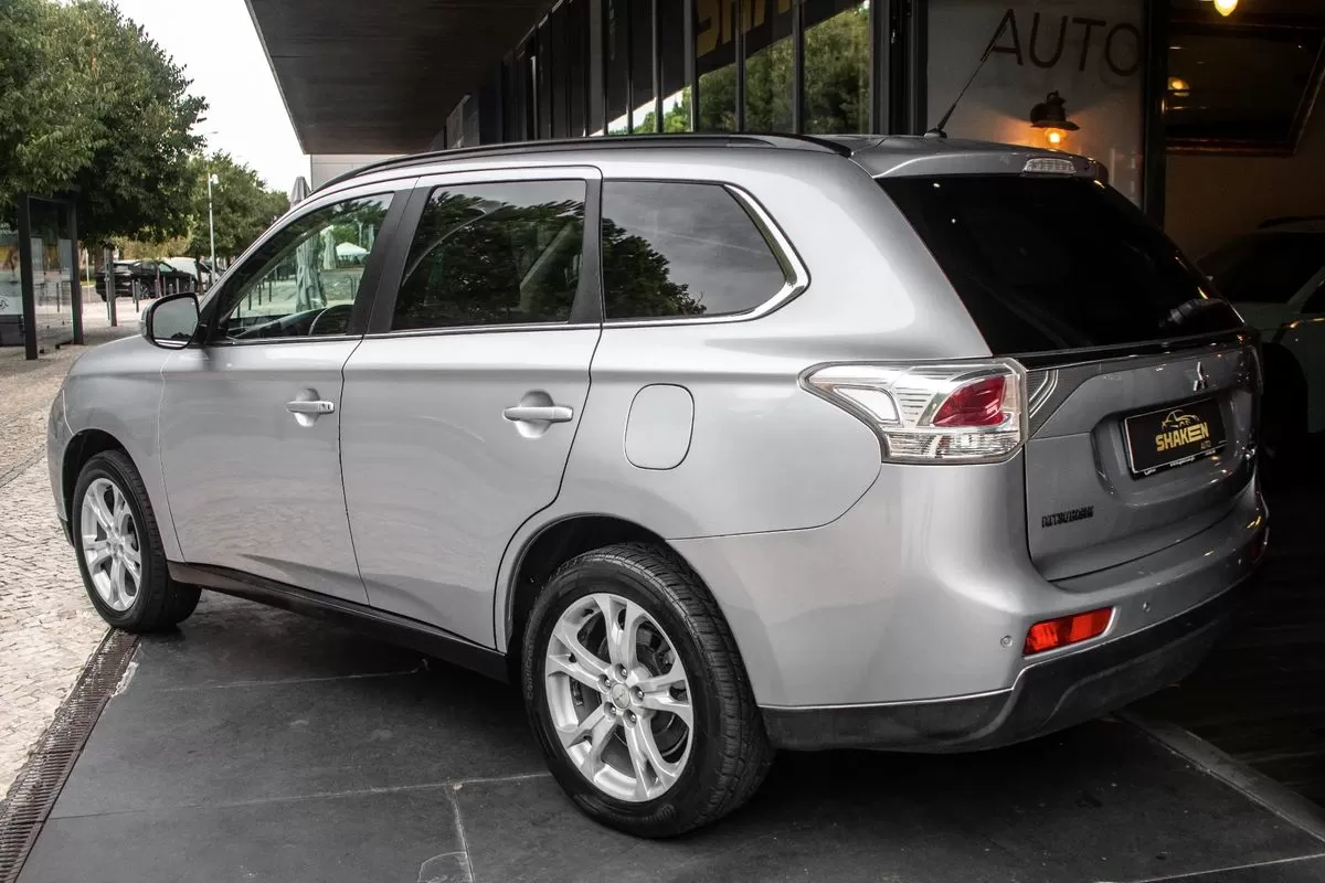 Mitsubishi Outlander 2.2 DI-D Instyle - foto 3