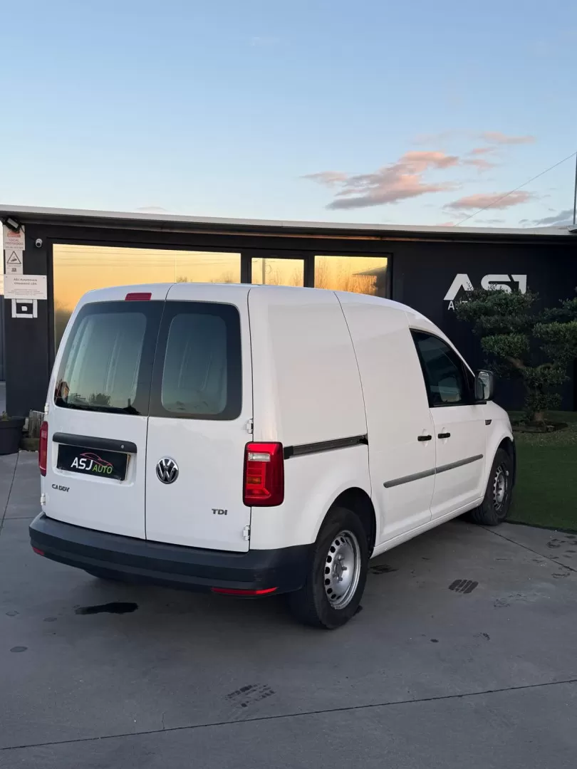VW  Caddy 2.0 TDi - foto 4