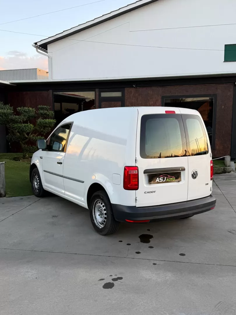 VW  Caddy 2.0 TDi - foto 5