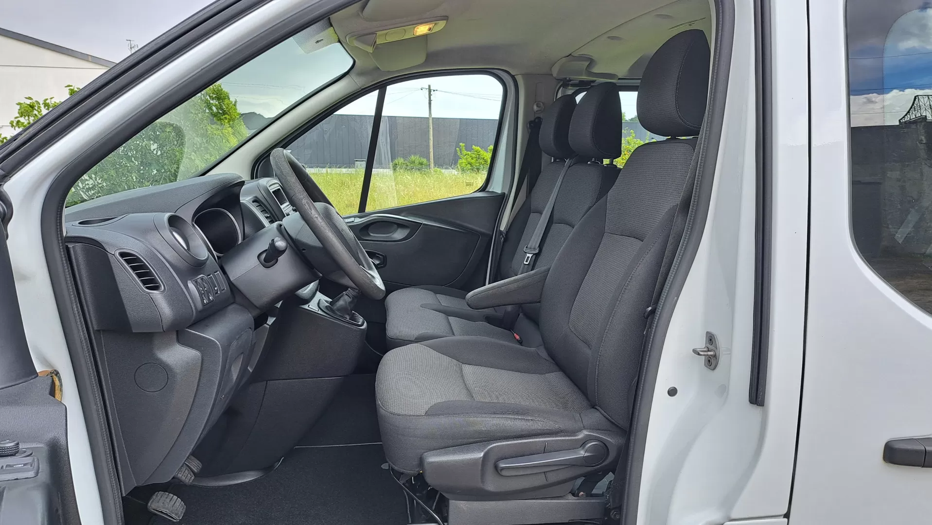 Renault  Trafic 1.6 DCI L1 H1 - 6 Lugares - foto 2