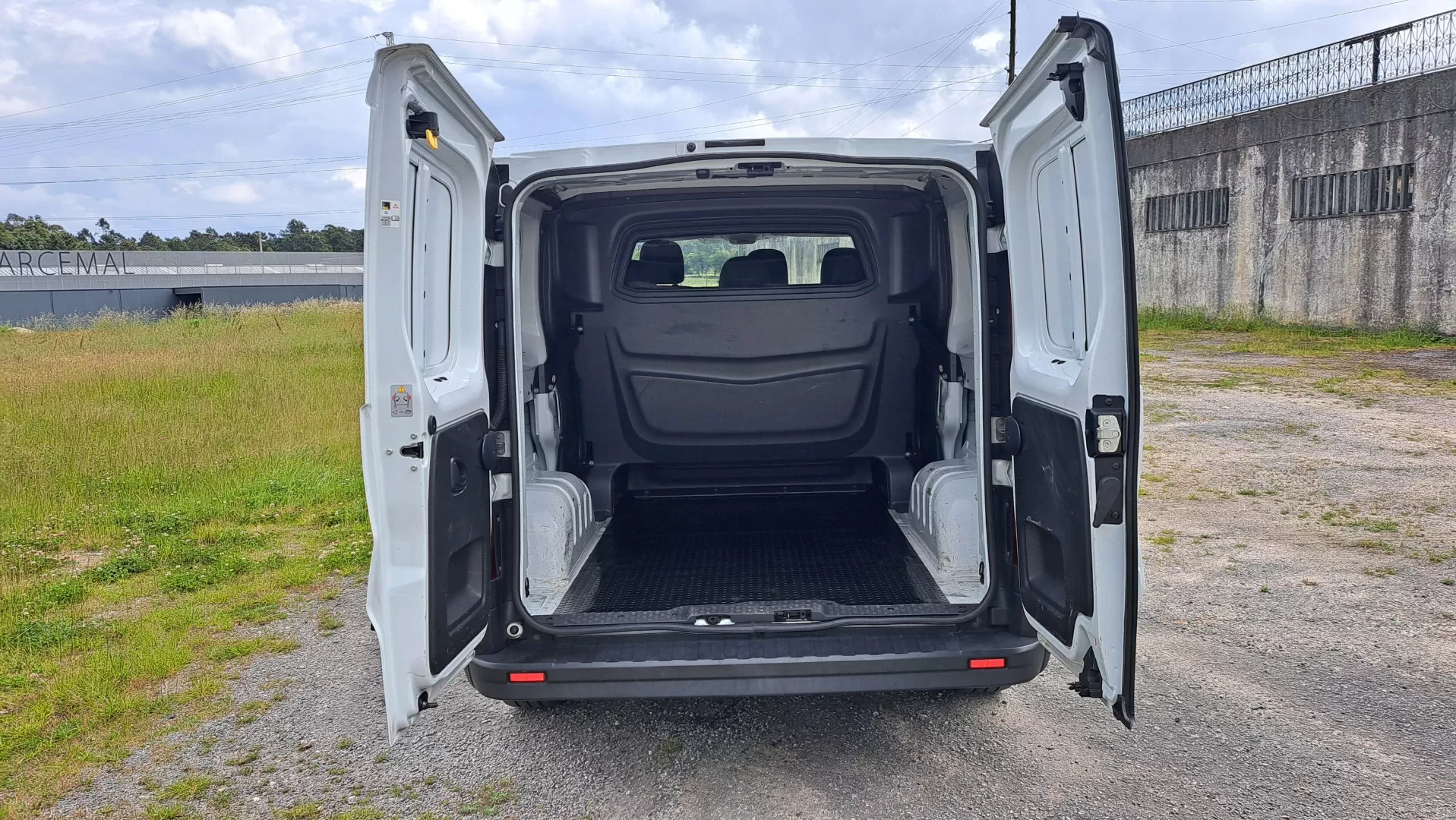 Renault  Trafic 1.6 DCI L1 H1 - 6 Lugares - foto 3
