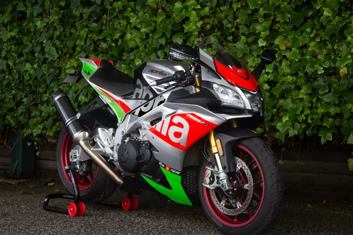 Aprilia RSV 4 RF - foto 2