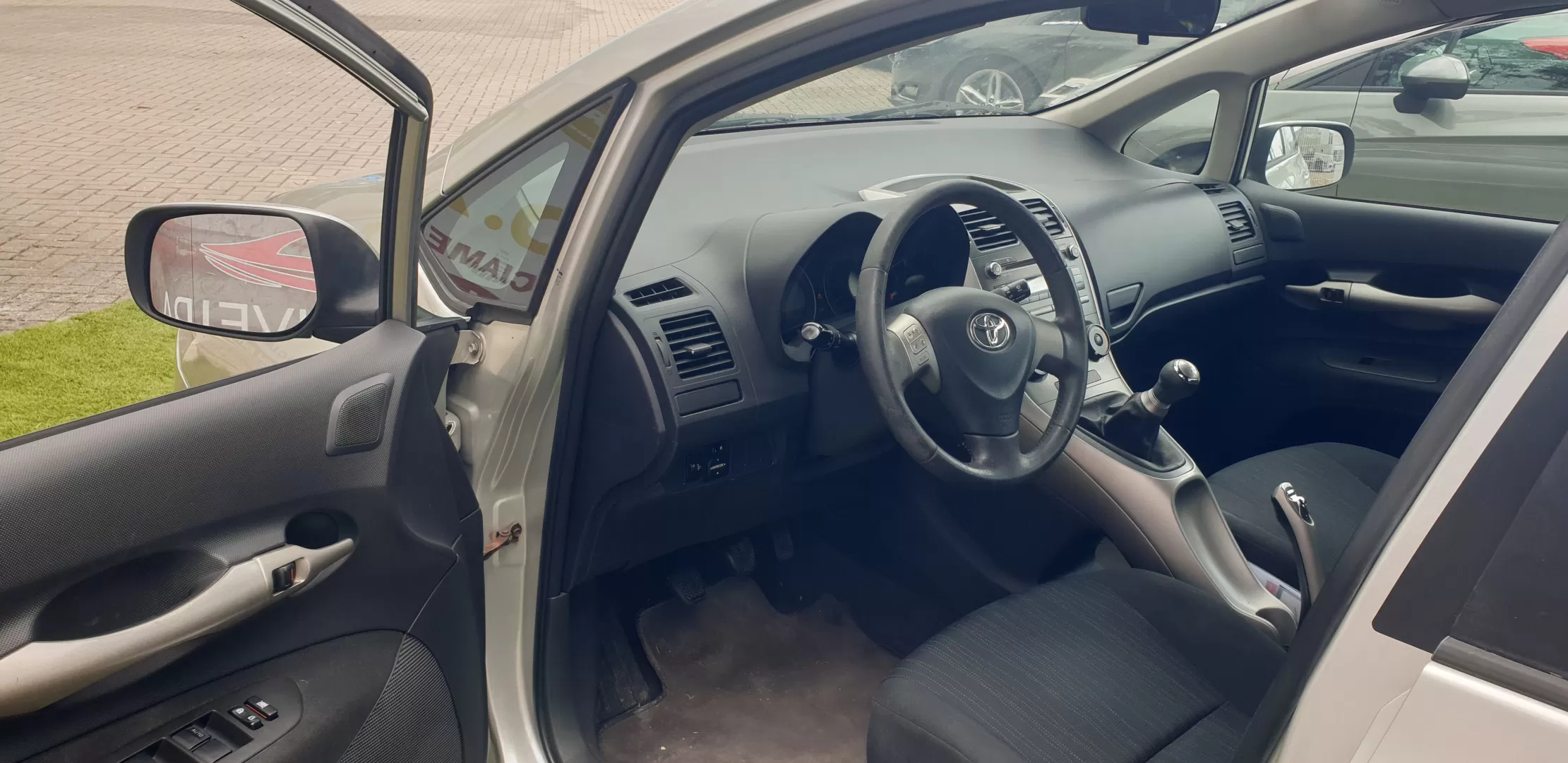 Toyota Auris 1.4 VVT-i AC - foto 8