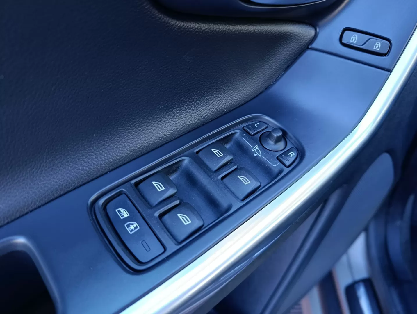 Volvo XC 60 2.0 D4 Momentum Geartronic - foto 4