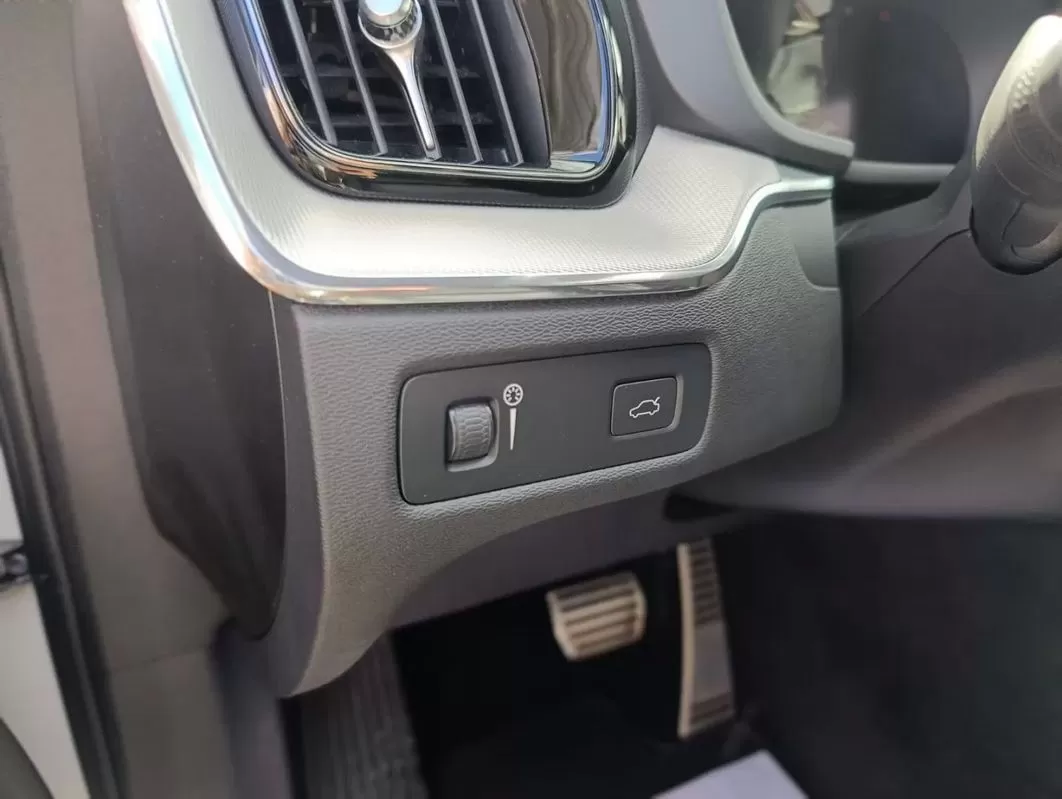 Volvo XC 60 2.0 B4 R-Design - foto 6
