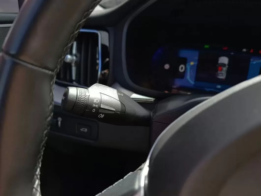 Volvo XC 60 2.0 B4 R-Design - foto 8