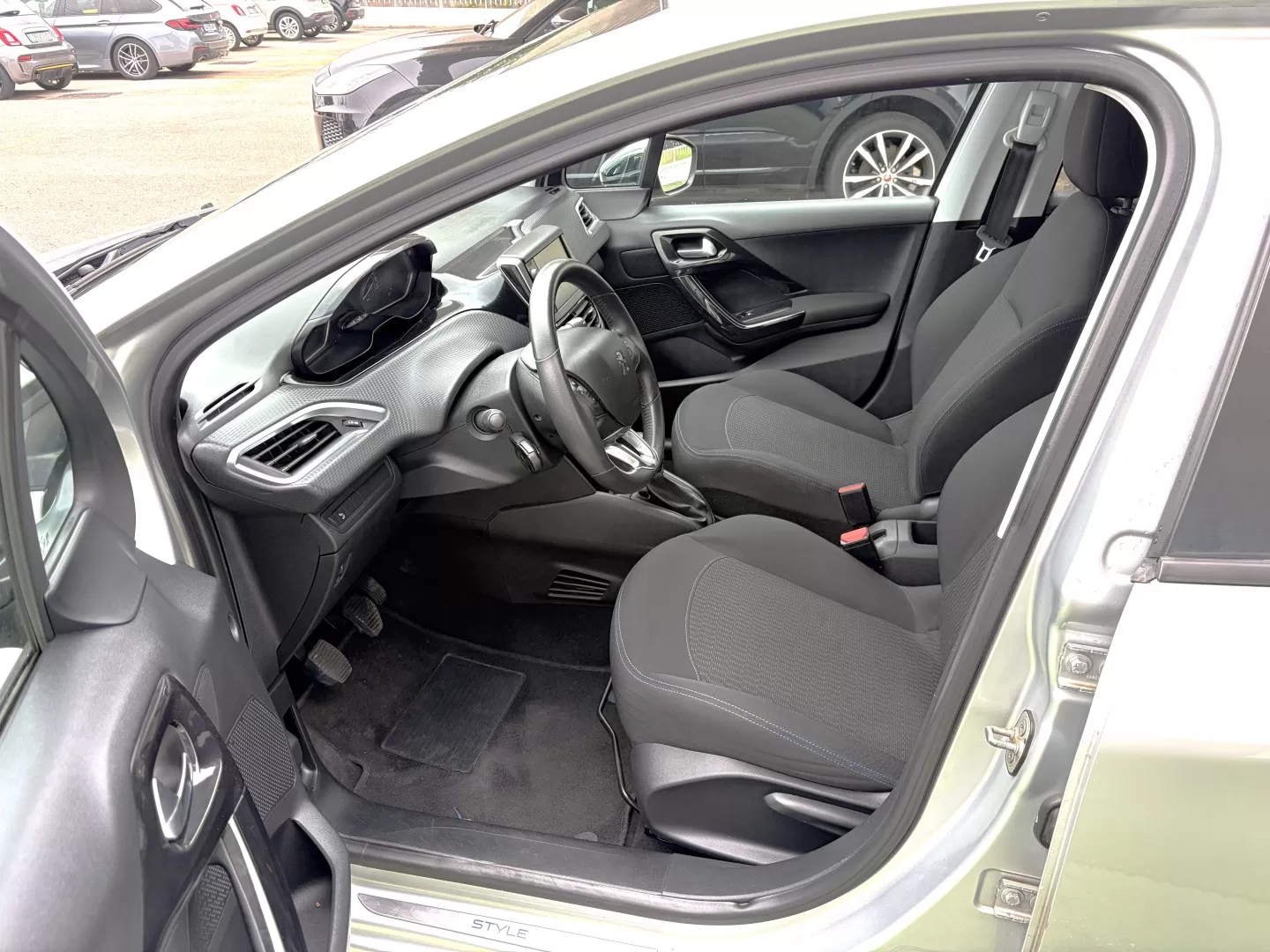 Peugeot 208 1.2 STYLE - foto 7