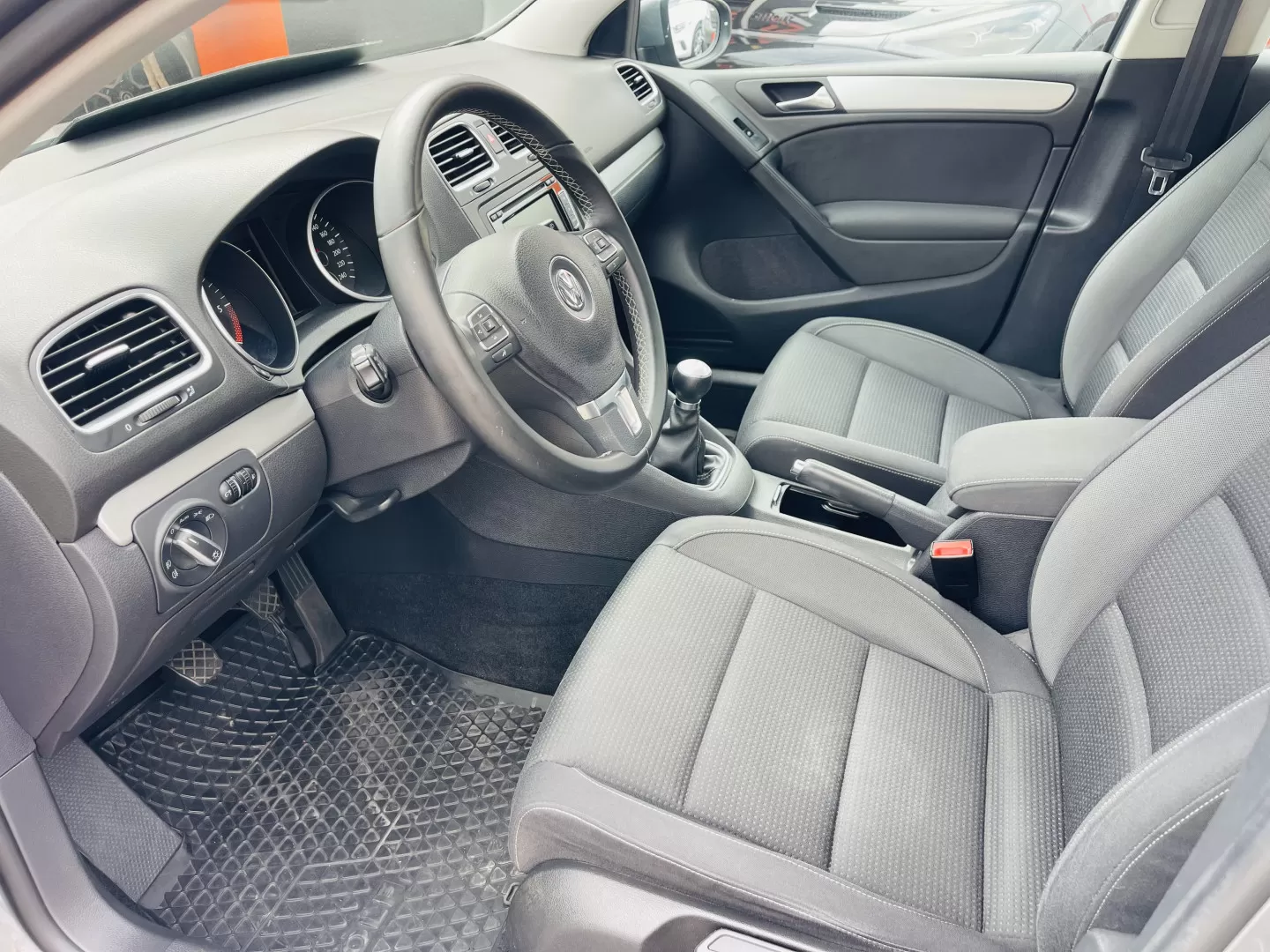 VW Golf 1.6 TDi Confortline - foto 8