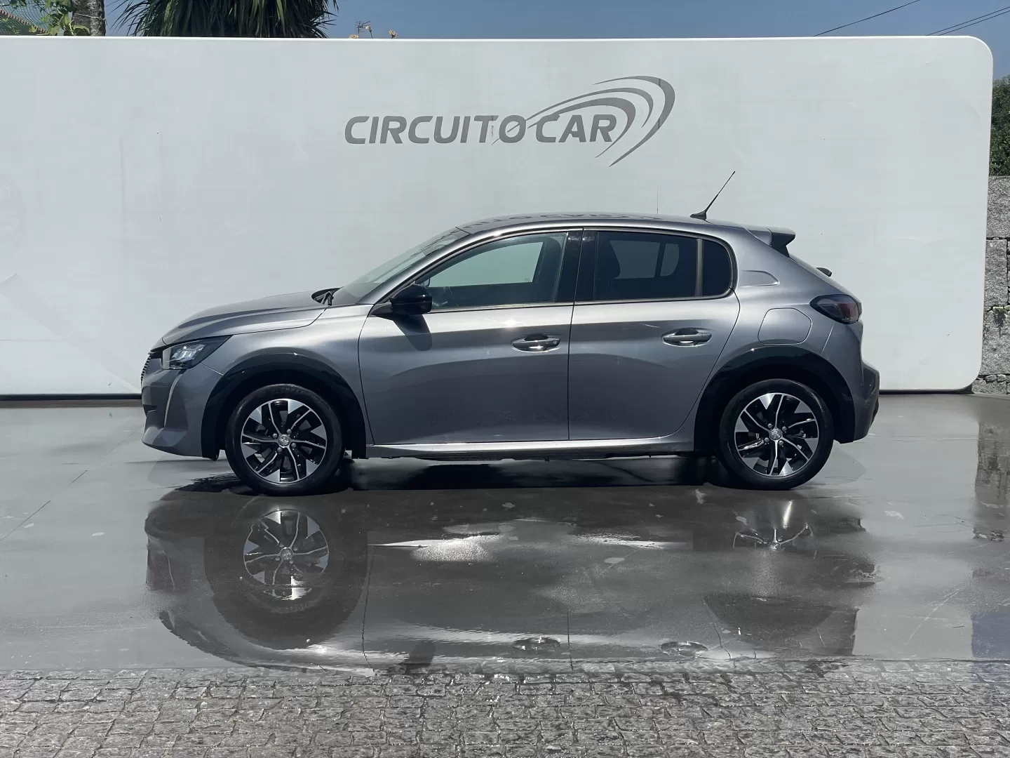 Peugeot e-208 de 2023 no stand Circuito Car, em Joane
