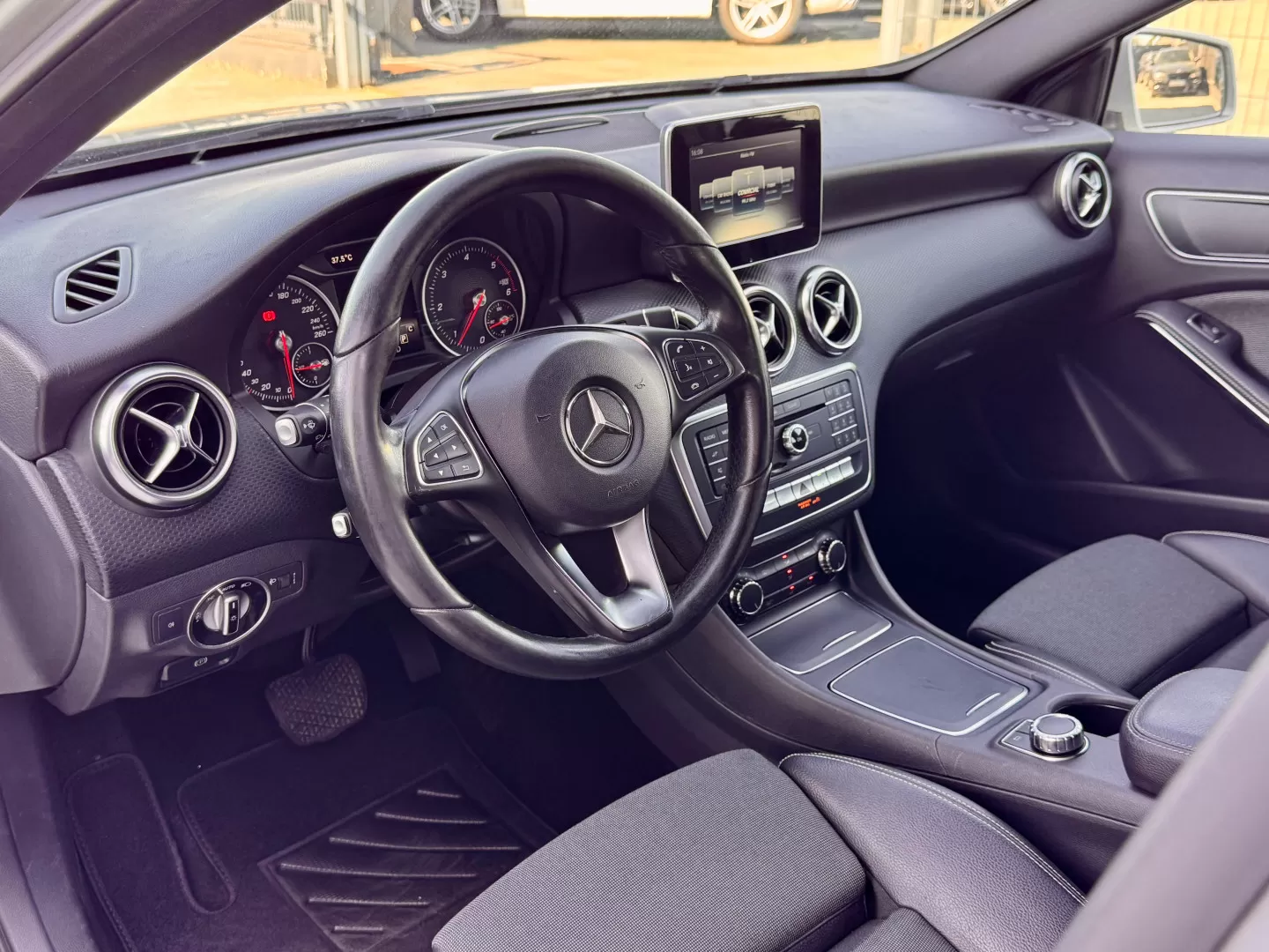 Mercedes-Benz A 180 d 7G-DCT Urban - foto 8