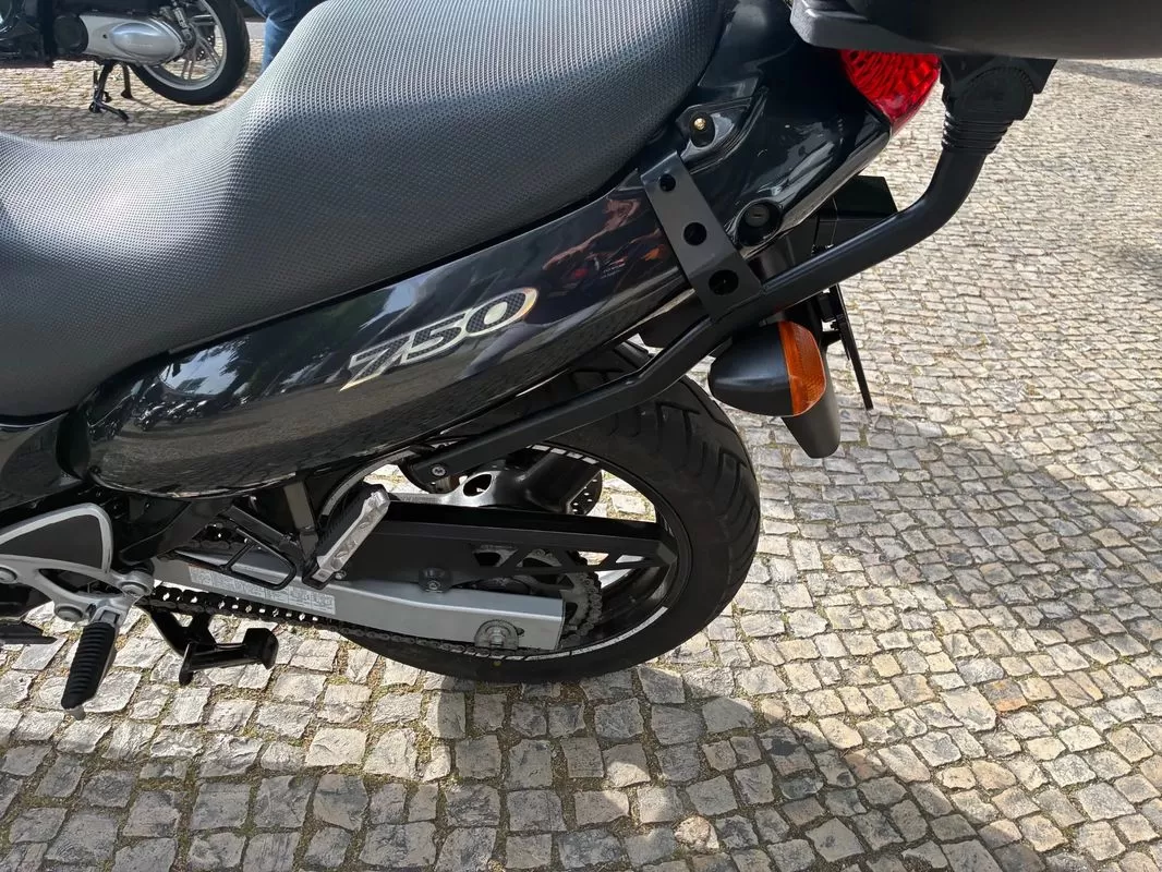 Suzuki GSX  750 F - foto 5