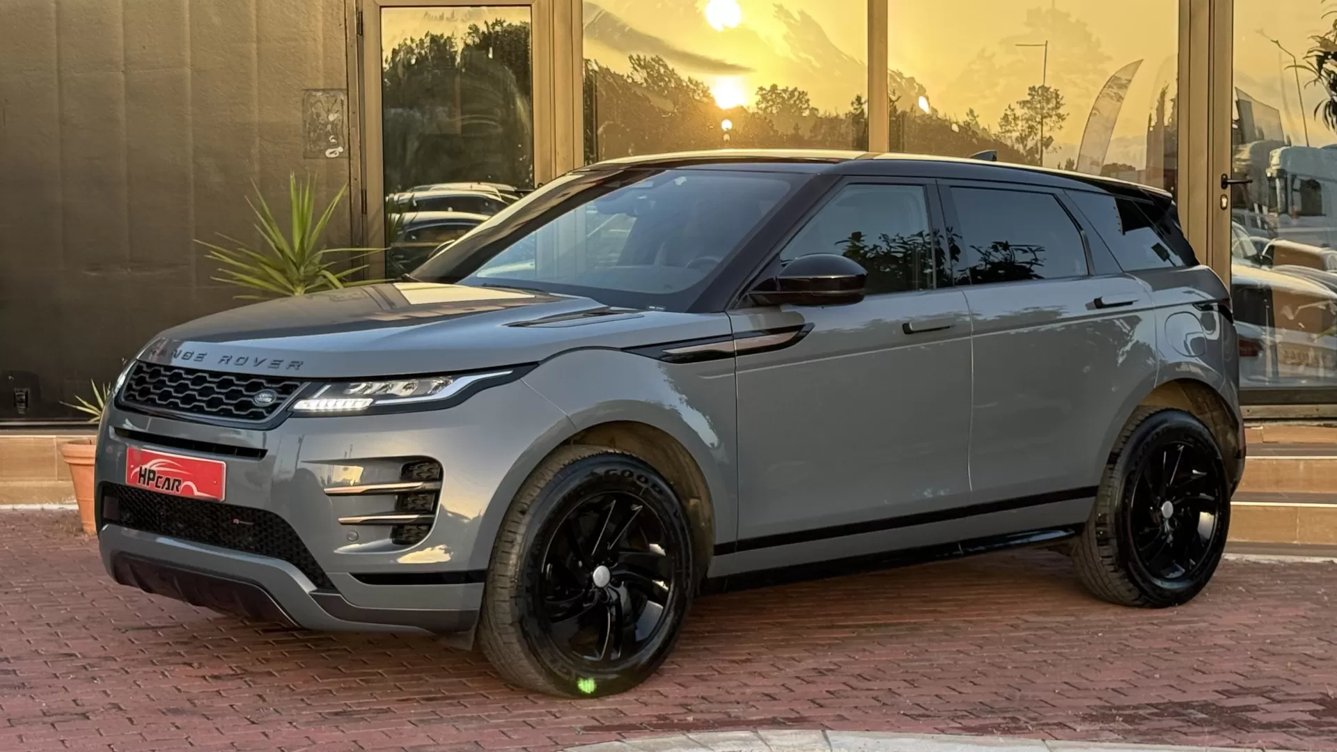 Land Rover Evoque P300e R-Dynamic SE