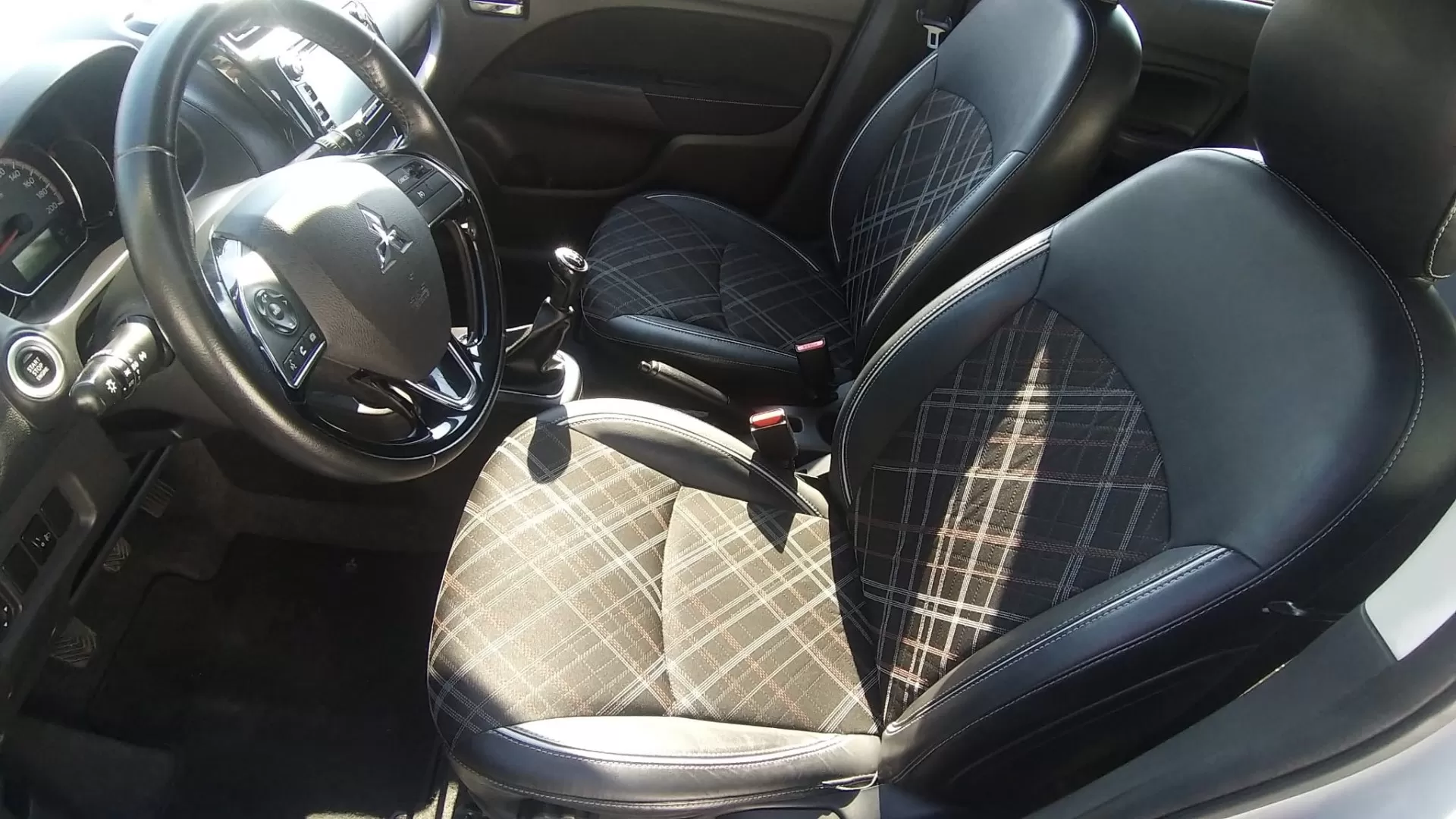 Mitsubishi Space Star 1.2 Intense Connect Edition - foto 4