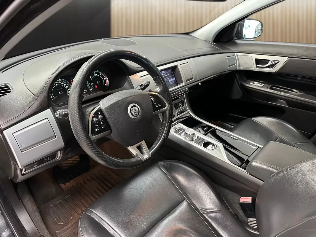 Jaguar XF 2.2 D Premium Luxury - foto 7