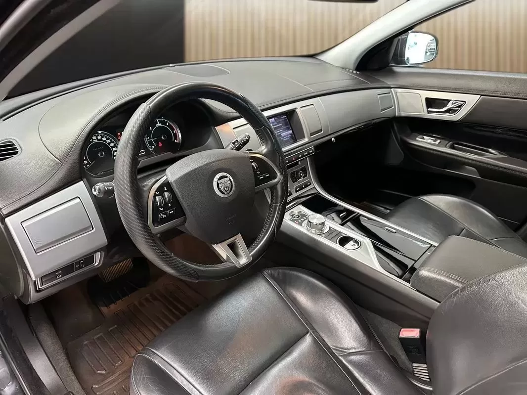 Jaguar XF 2.2 D Premium Luxury - foto 7