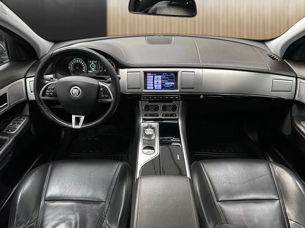 Jaguar XF 2.2 D Premium Luxury - foto 8