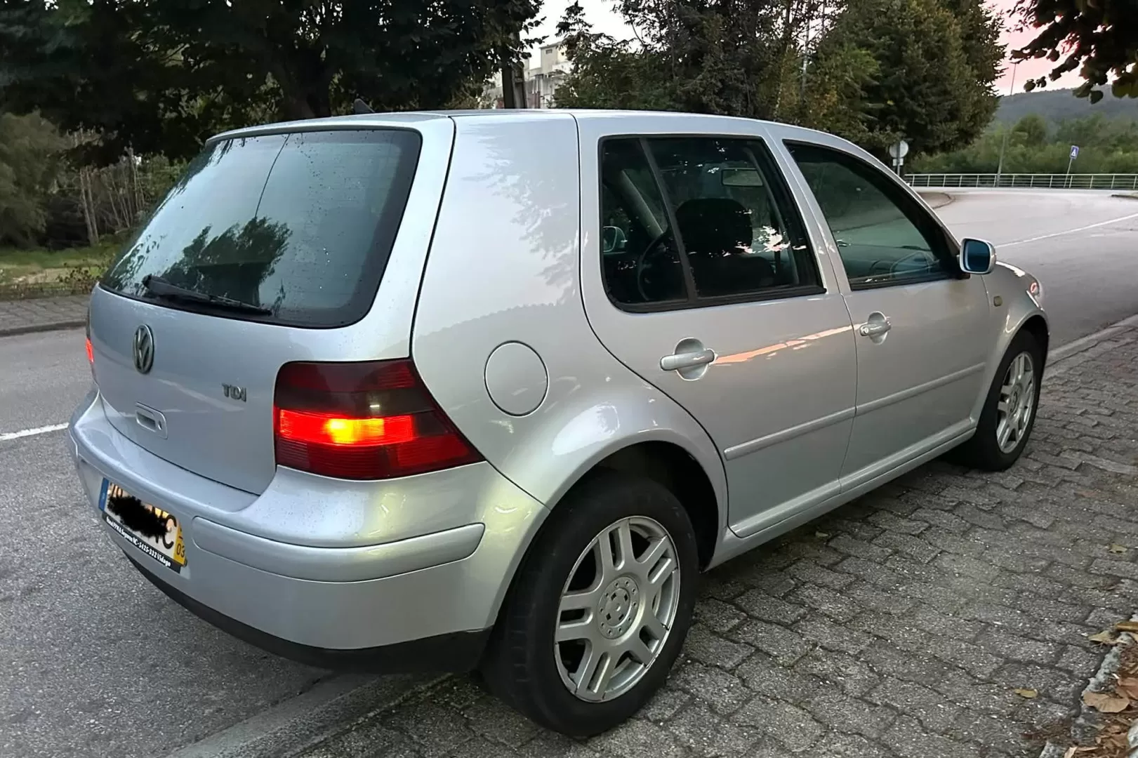 VW Golf 1.9 TDi Highline - foto 4
