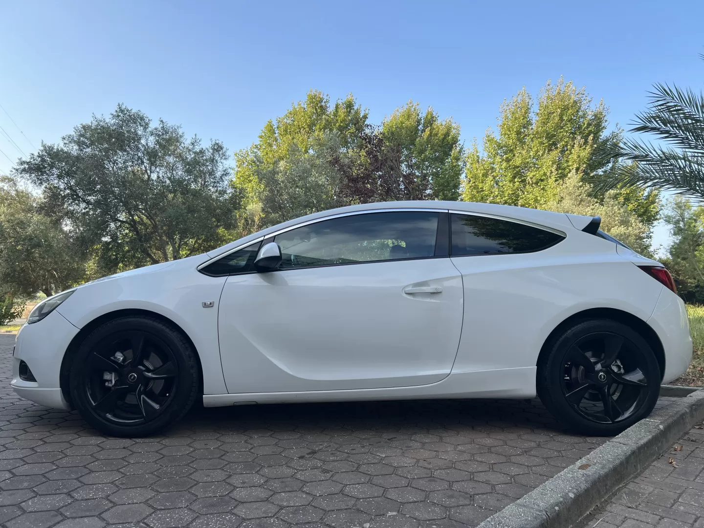 Opel Astra GTC 1.7 CDTi Black OPC Line S/S J20 - foto 7