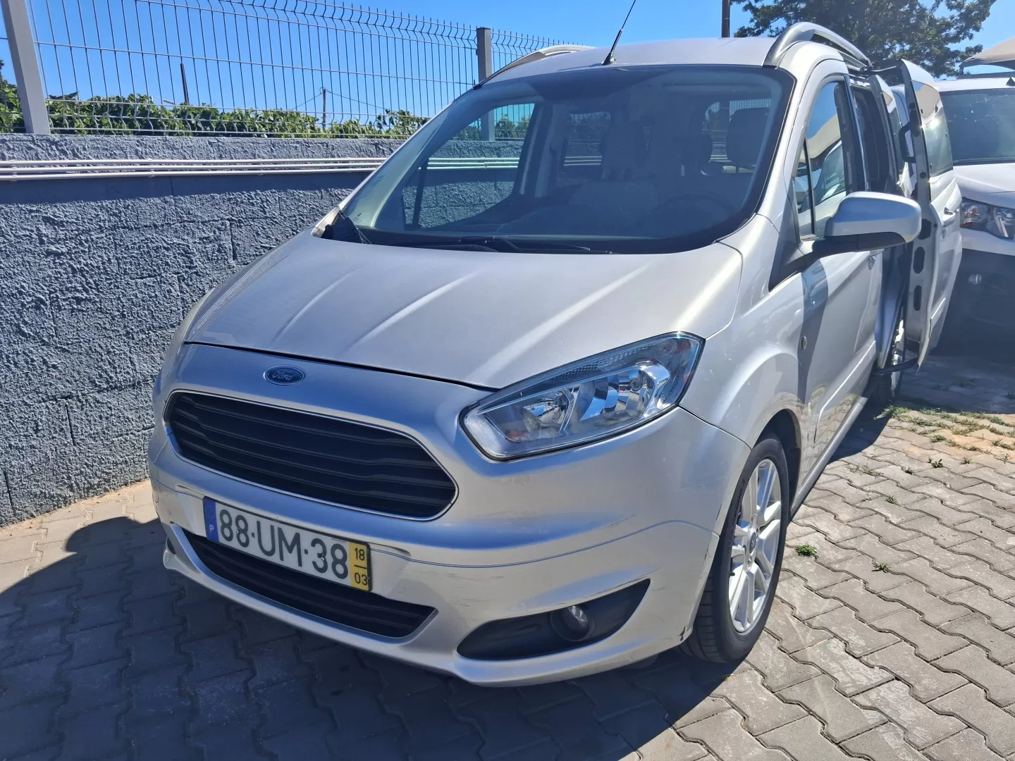 Ford Tourneo Courier 1.0 EcoBoost Titanium - foto 2