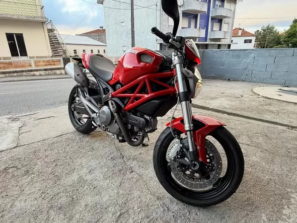 Ducati Monster 696
