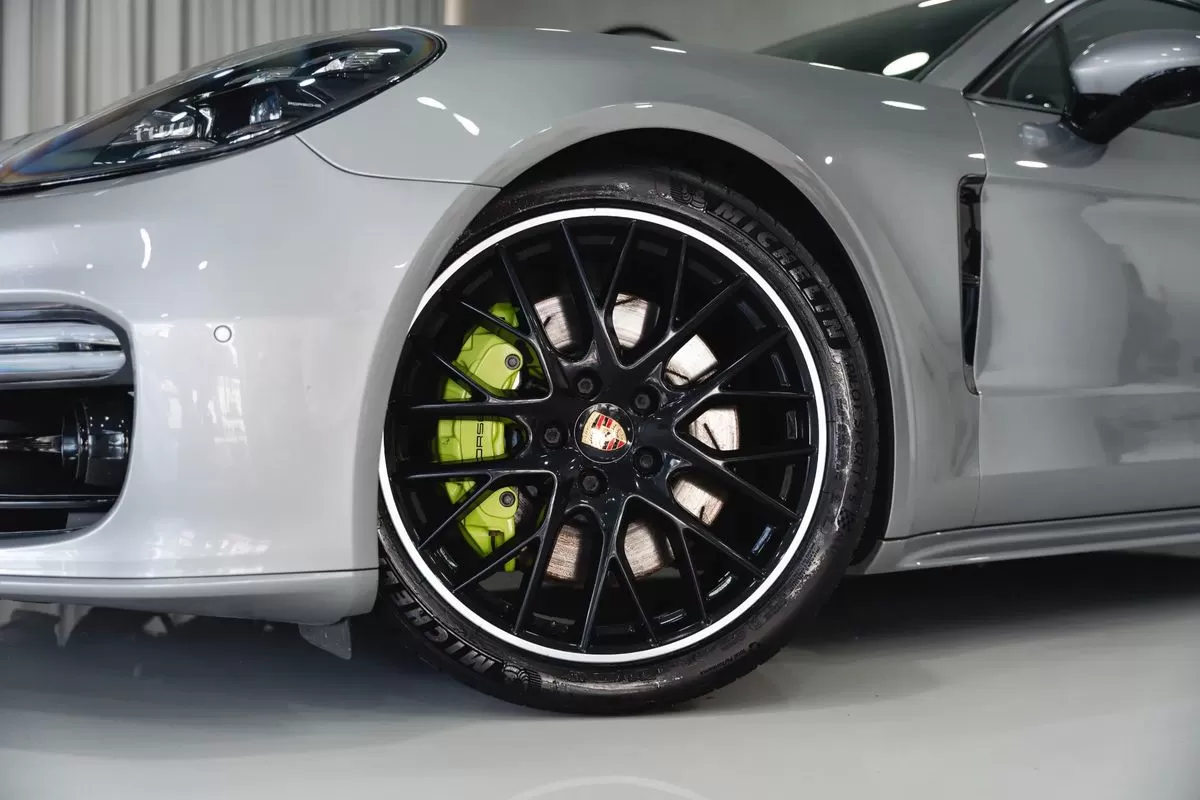Porsche Panamera Sport Turismo  4 E  Hybrid Edition 10 Anos - foto 4
