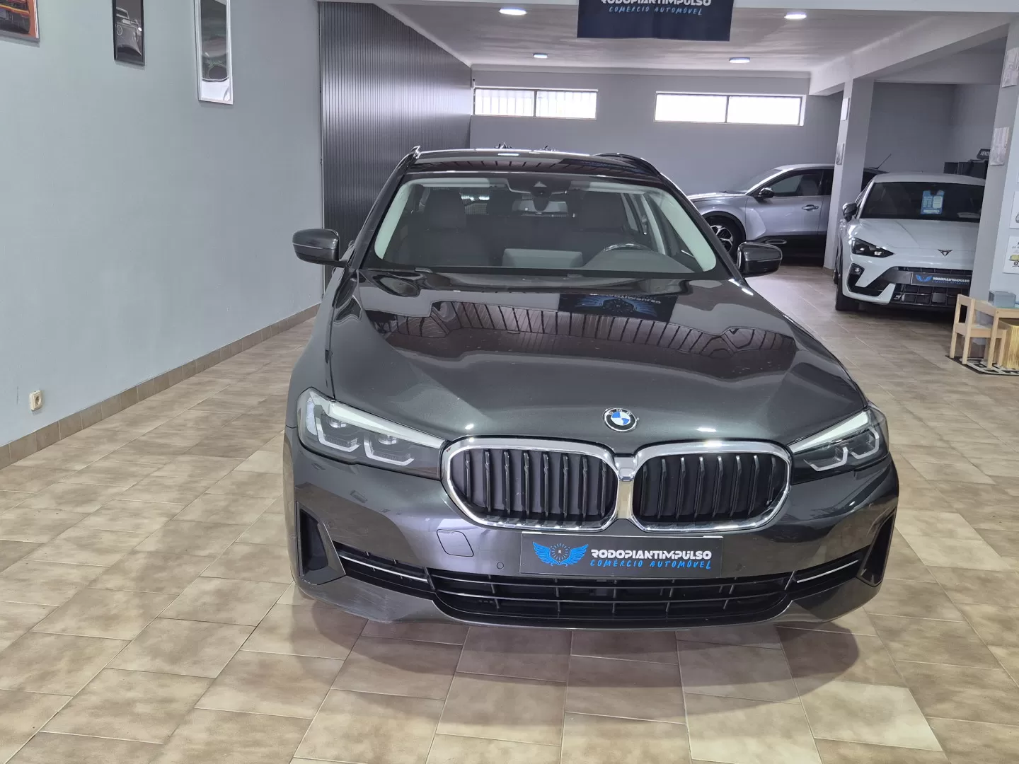 BMW 530e e xDrive Pack Desportivo M - foto 3