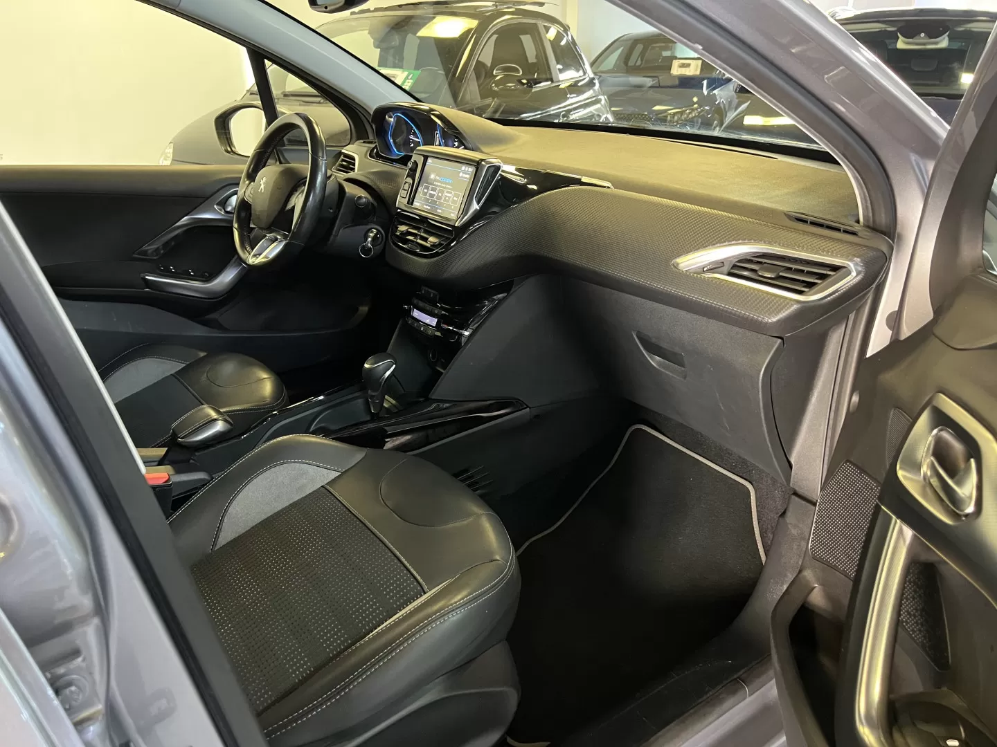 Peugeot 2008 1.2 PureTech Allure EAT6 - foto 7