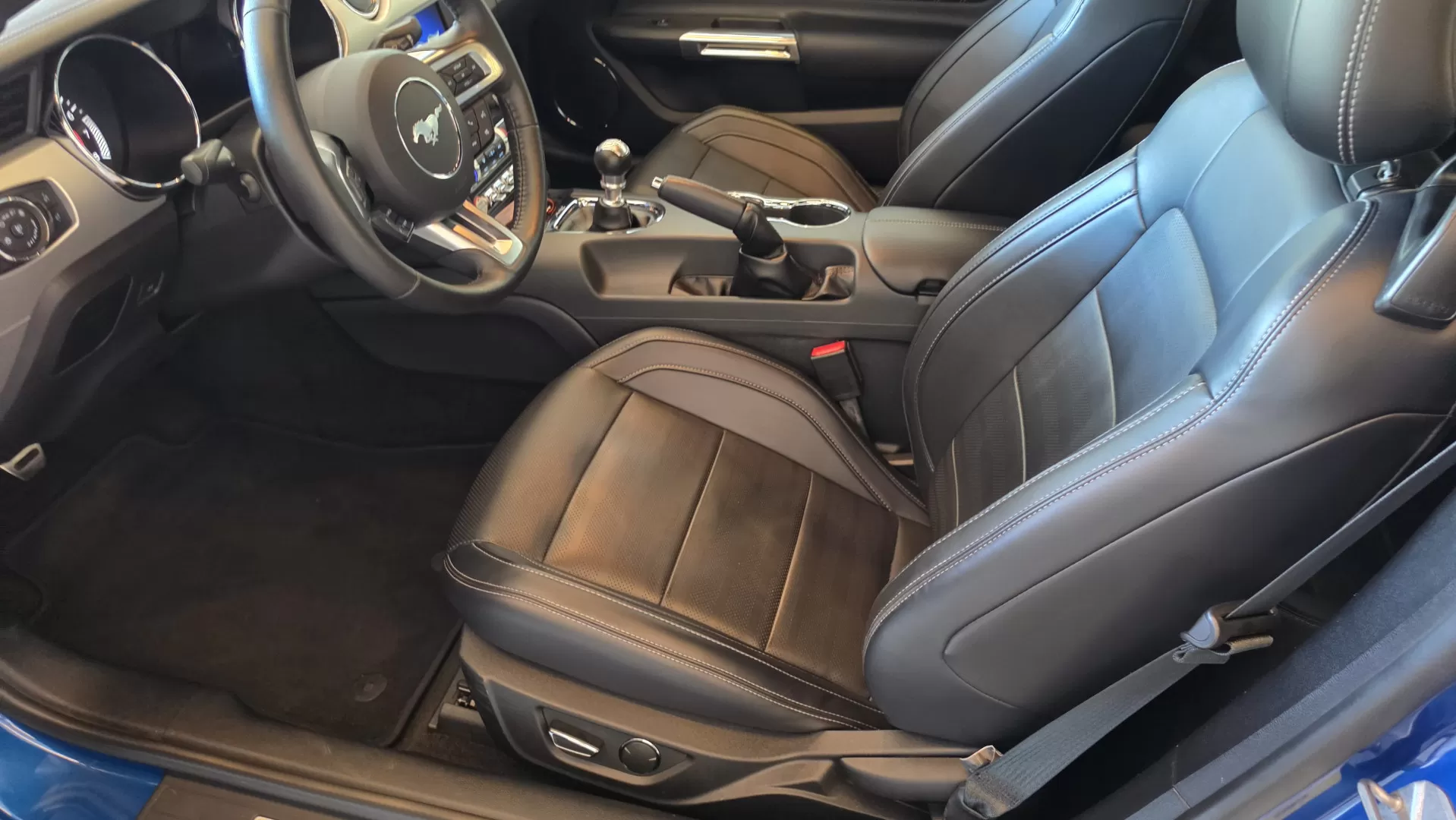 Ford Mustang Cabrio 2.3 Eco Boost - foto 6