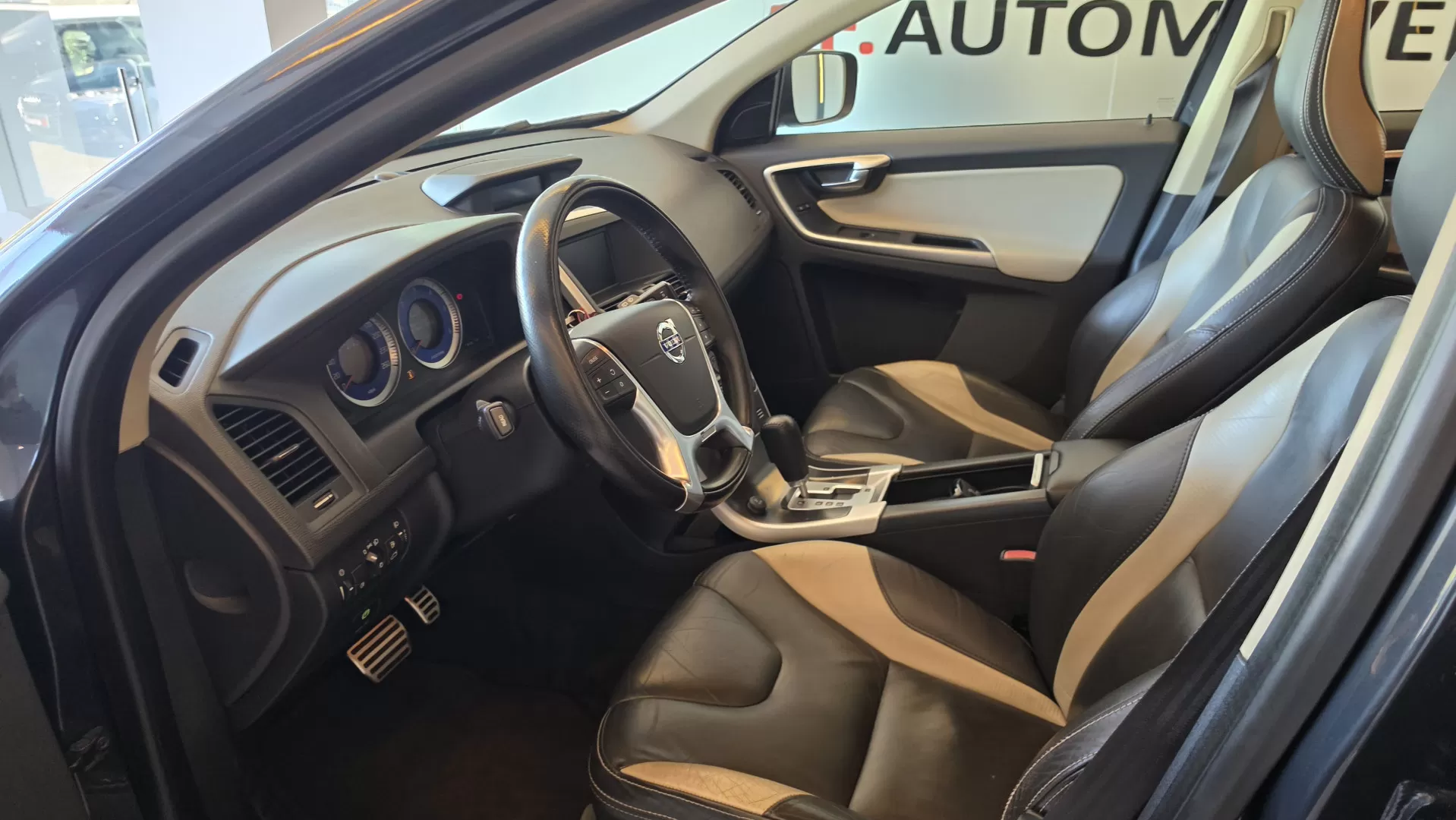 Volvo XC 60 2.0 D3 R-Design Geartronic - foto 6