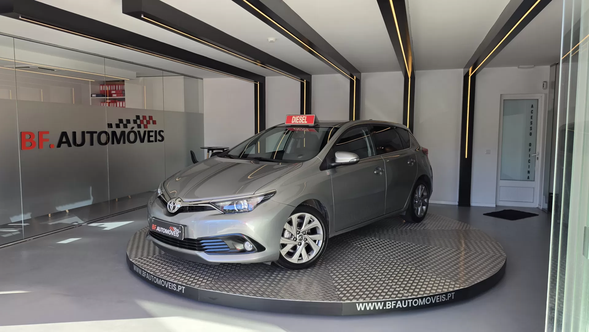 Toyota Auris 1.6 D-4D Exclusive+Navi - foto 2