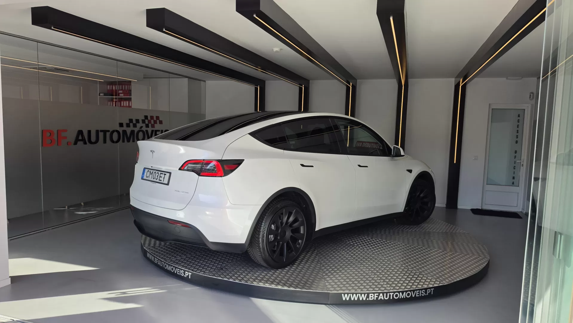 Tesla Model Y Long Range Dual Motor AWD - foto 4