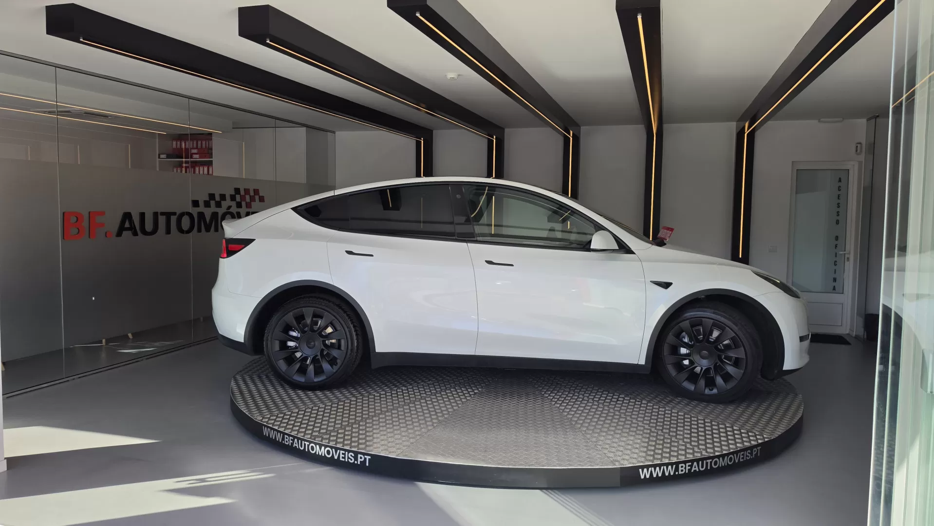 Tesla Model Y Long Range Dual Motor AWD - foto 8