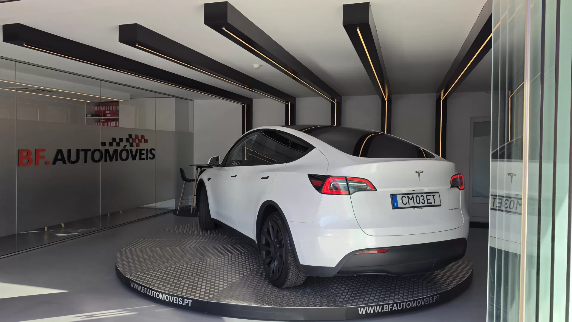Tesla Model Y Long Range Dual Motor AWD - foto 3